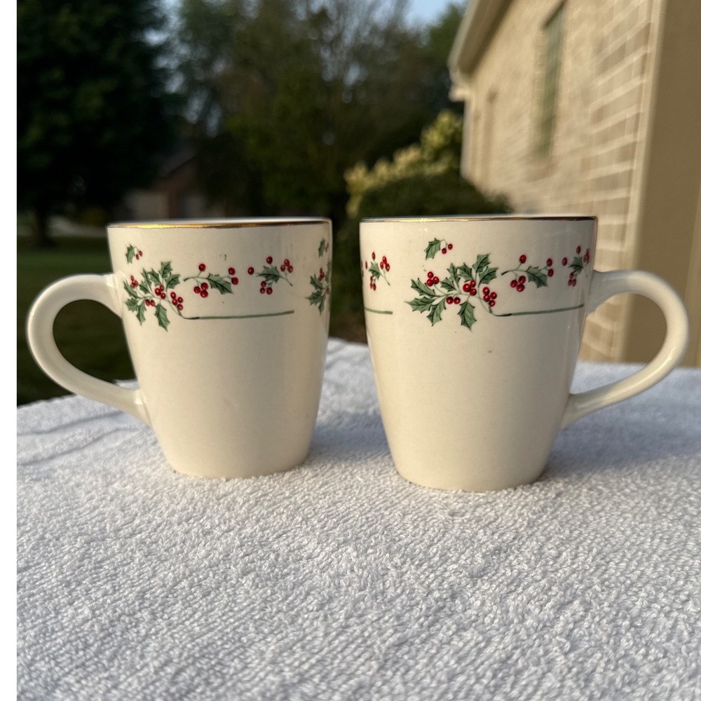 Gibson Everyday Holly Berry Christmas Coffee Mugs Set of 2 Gold Rim